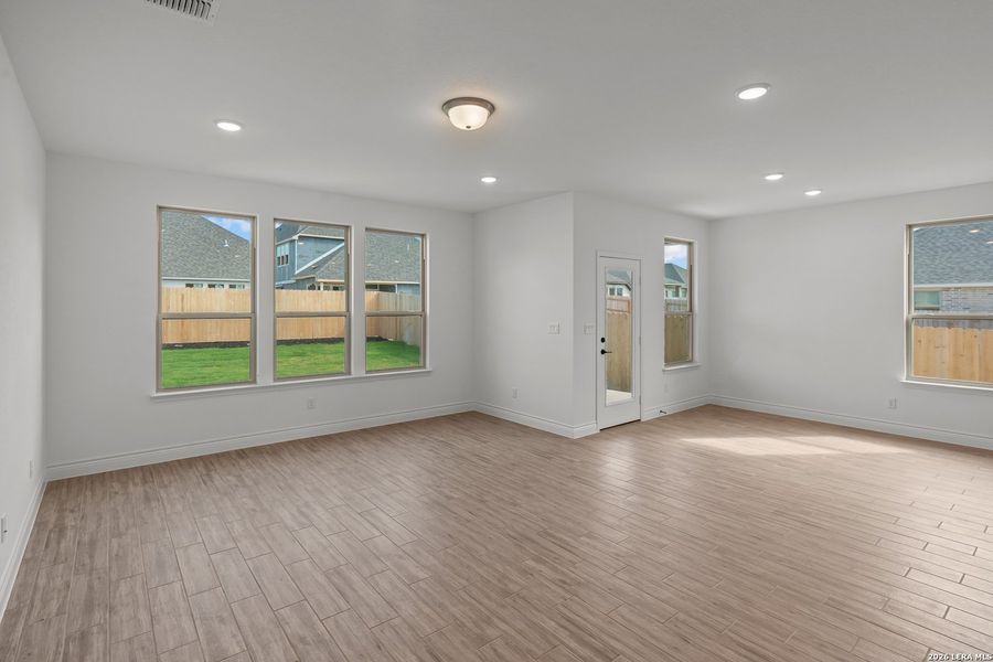 Spacious, unfurnished interior of a new home in Bison Ridge, San Antonio (Image 26).