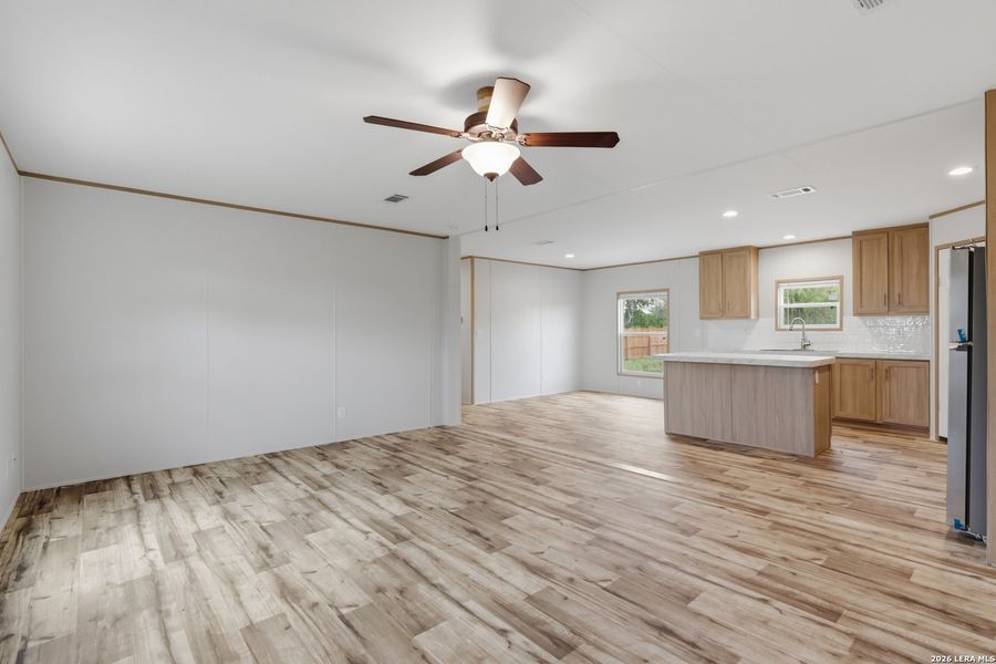 Spacious, unfurnished interior of a new home in , Atascosa (Image 8).