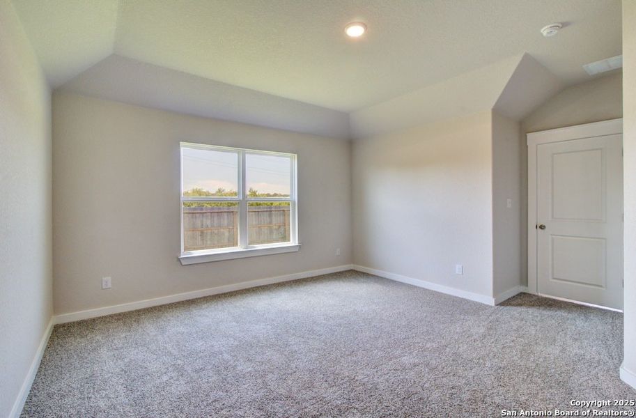 Spacious, unfurnished interior of a new home in Cloud Country, New Braunfels (Image 21).