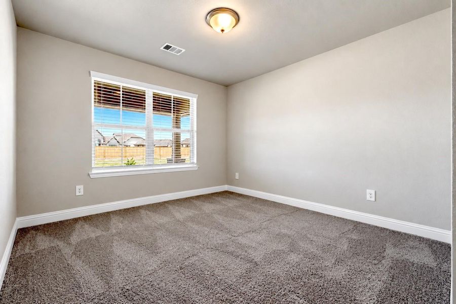 Spacious, unfurnished interior of a new home in Lago Mar, Texas City (Image 22).