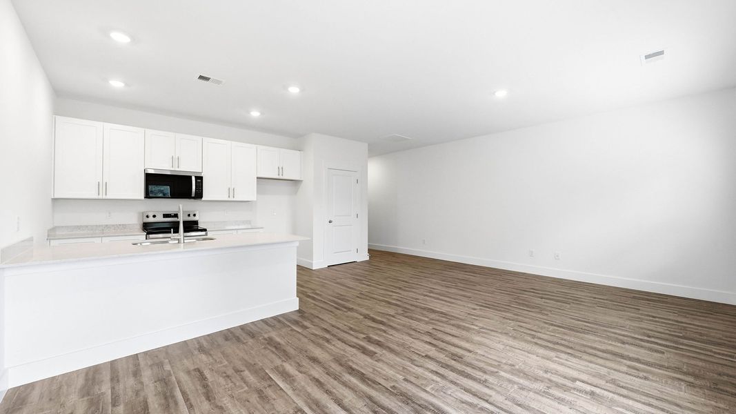 Spacious, unfurnished interior of a new home in The Arbor Townhomes, Kingsport (Image 9).
