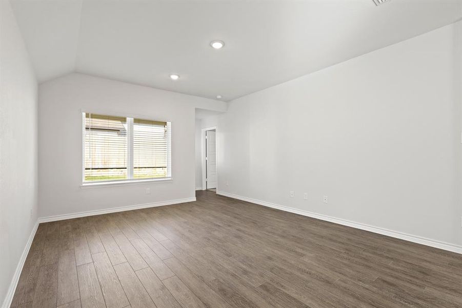 Spacious, unfurnished interior of a new home in Sycamore Landing, Fort Worth (Image 12).