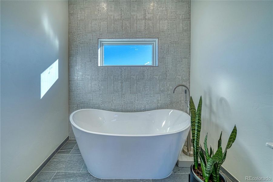 Free-standing Bathtub