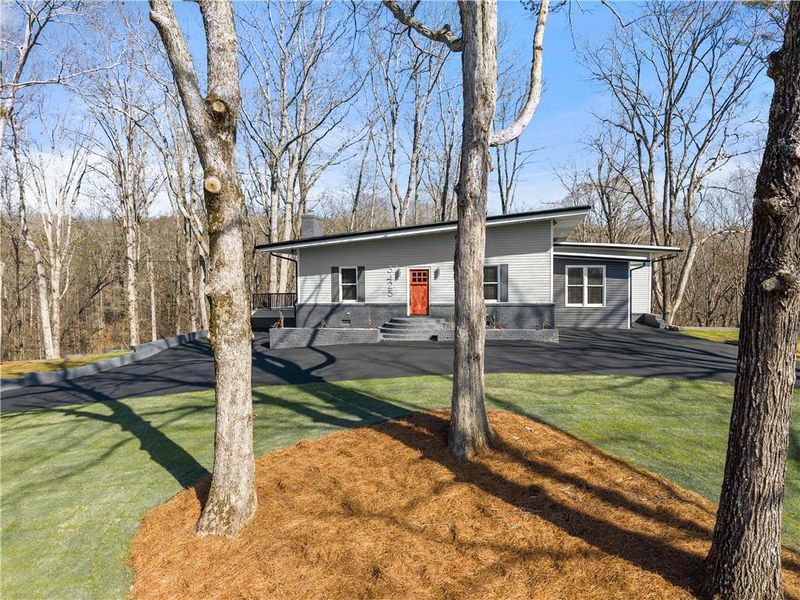 Exterior details and patio area of a home in , Gainesville (Image 34).
