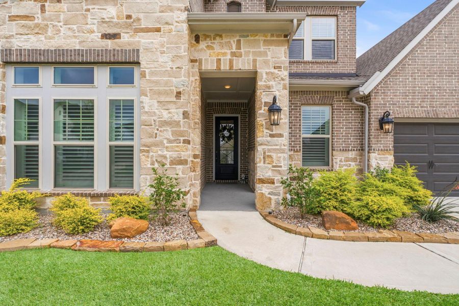 Exterior details and patio area of a home in , Conroe (Image 21).