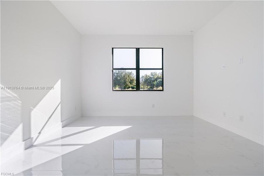 Spacious, unfurnished interior of a new home in , Lehigh Acres (Image 5).