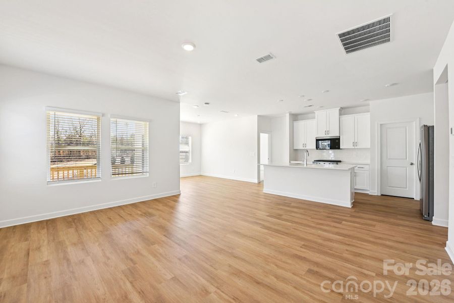 Spacious, unfurnished interior of a new home in Brighton Springs, York (Image 10).