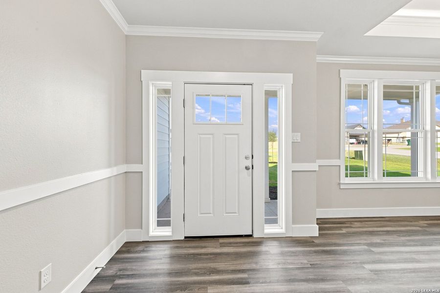Spacious, unfurnished interior of a new home in Las Palomas Country Club Estates, La Vernia (Image 47).