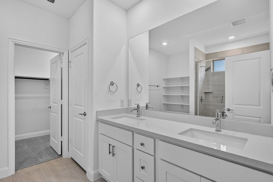 Furnished interior view inside a new home in Madero 50s, Fort Worth (Image 8).