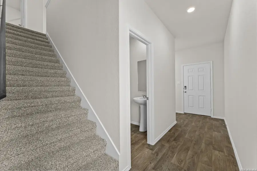 Spacious, unfurnished interior of a new home in Laurel Vistas, San Antonio (Image 15).