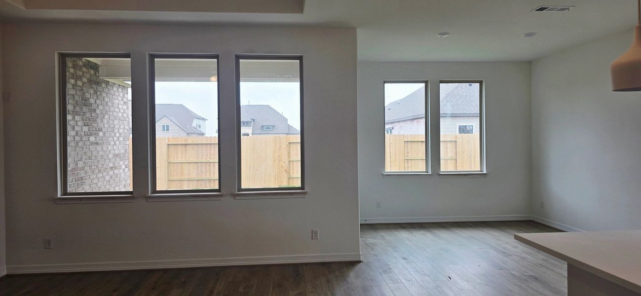 Spacious, unfurnished interior of a new home in Sunterra Lakes, Brookshire (Image 6).