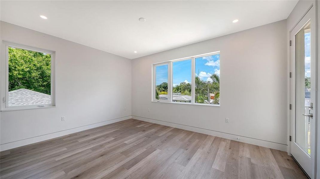 Spacious, unfurnished interior of a new home in , Sarasota (Image 48).
