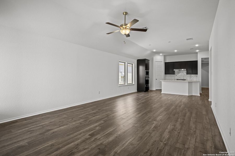 Spacious, unfurnished interior of a new home in Rhine Valley, Schertz (Image 20).