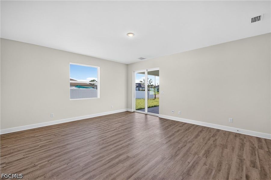 Spacious, unfurnished interior of a new home in Cape Coral, Cape Coral (Image 14).