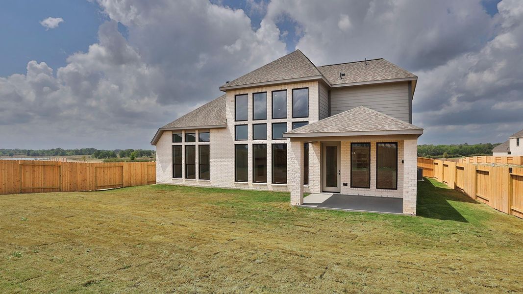 Exterior details and patio area of a home in Briarley, Montgomery (Image 2).