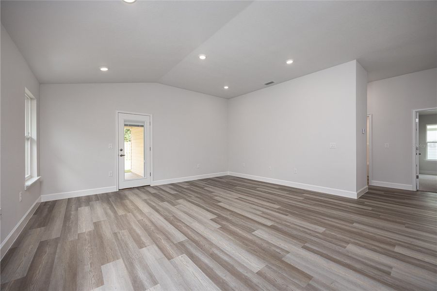 Spacious, unfurnished interior of a new home in Savannah Station, Alachua (Image 27).