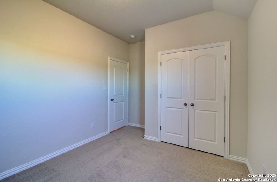 Spacious, unfurnished interior of a new home in Sunflower Ridge, New Braunfels (Image 13).