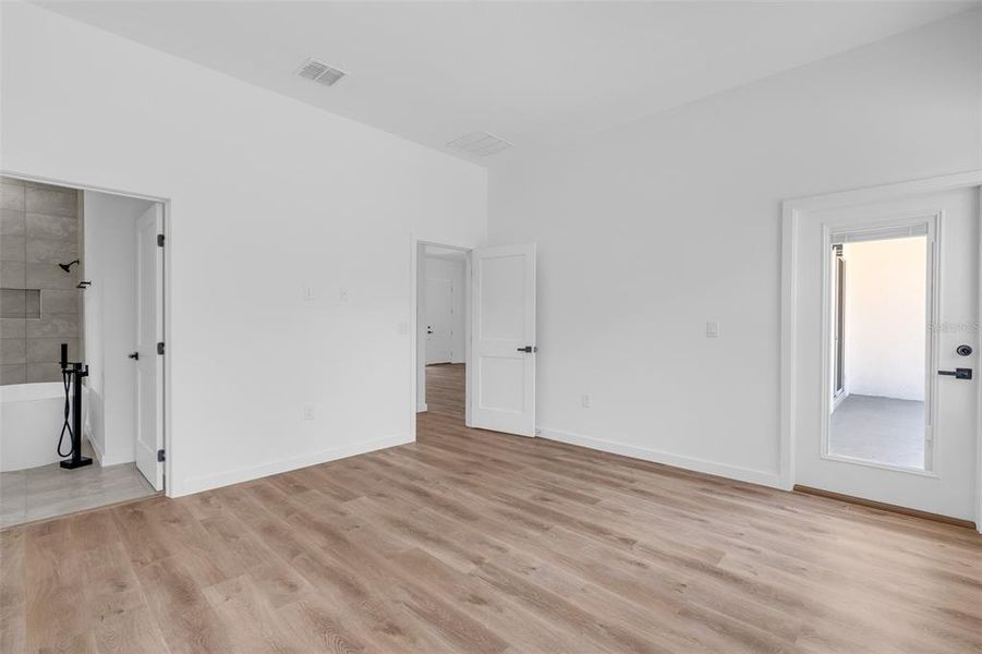 Spacious, unfurnished interior of a new home in , Citrus Springs (Image 16).