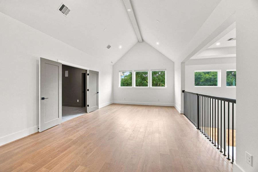 Spacious, unfurnished interior of a new home in , Houston (Image 11).