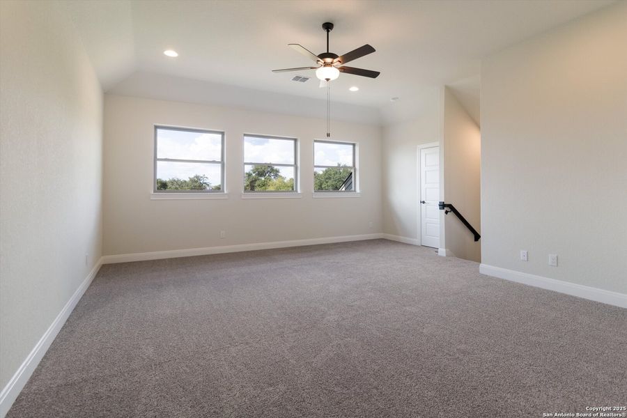 Spacious, unfurnished interior of a new home in Johnson Ranch, Bulverde (Image 27).