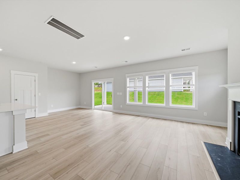 Spacious, unfurnished interior of a new home in Crossing at Abner Creek, Greer (Image 8).
