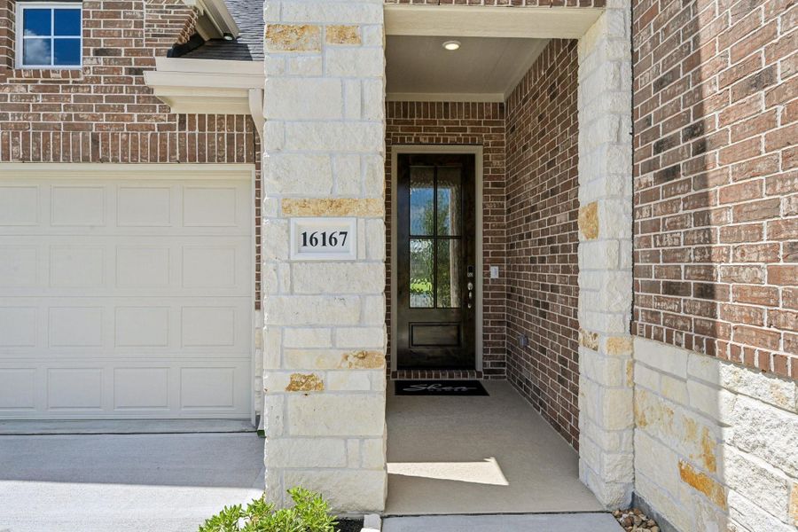 Exterior details and patio area of a home in Evergreen 55', Conroe (Image 4).