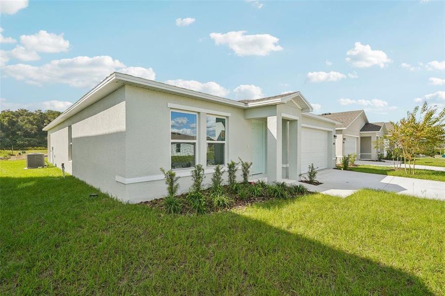 Exterior details and patio area of a home in West Oak, Ocala (Image 3).