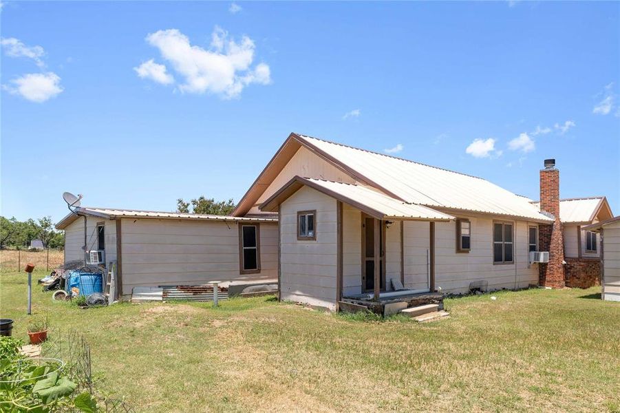 Exterior details and patio area of a home in , Brownwood (Image 4).