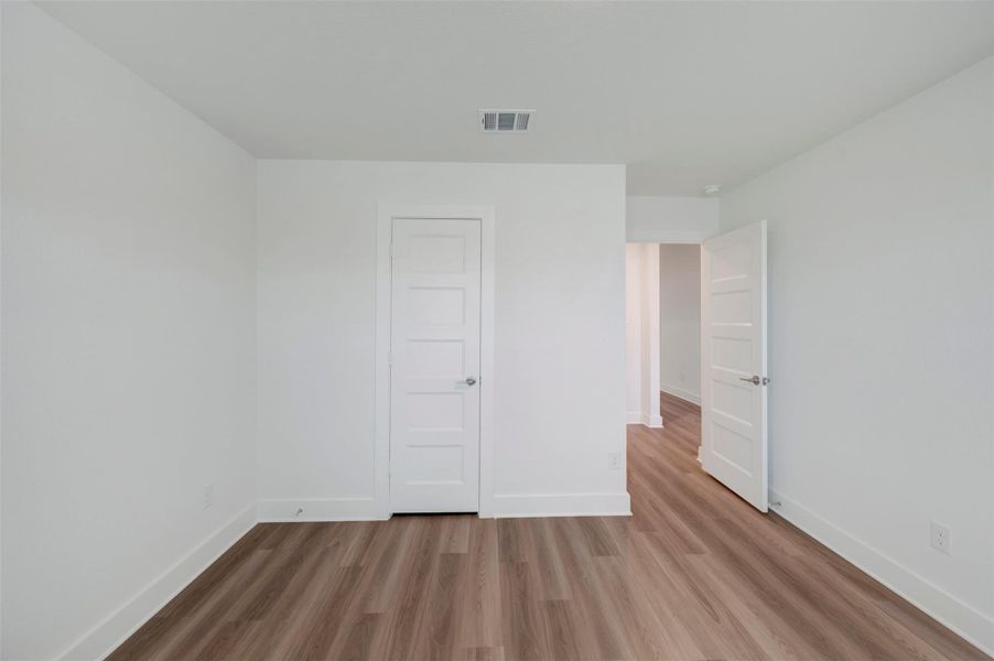 Spacious, unfurnished interior of a new home in Hallimore Ranch, Rosenberg (Image 23).