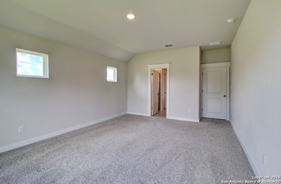 Spacious, unfurnished interior of a new home in Cloud Country, New Braunfels (Image 13).
