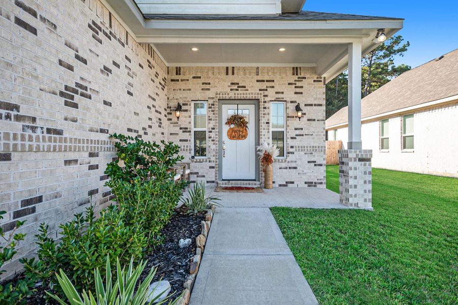 Exterior details and patio area of a home in , Anahuac (Image 24).