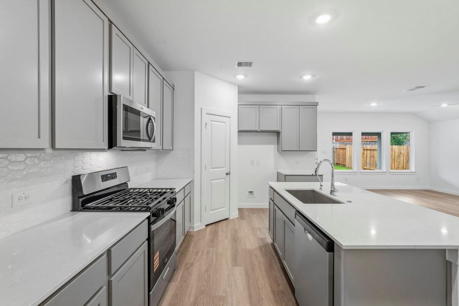 Furnished interior view inside a new home in Silverthorne, Conroe (Image 6).
