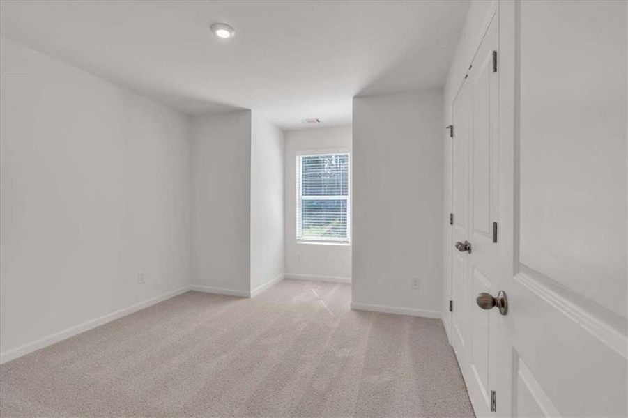 Spacious, unfurnished interior of a new home in The View at Groover's Lake, Lithia Springs (Image 37).
