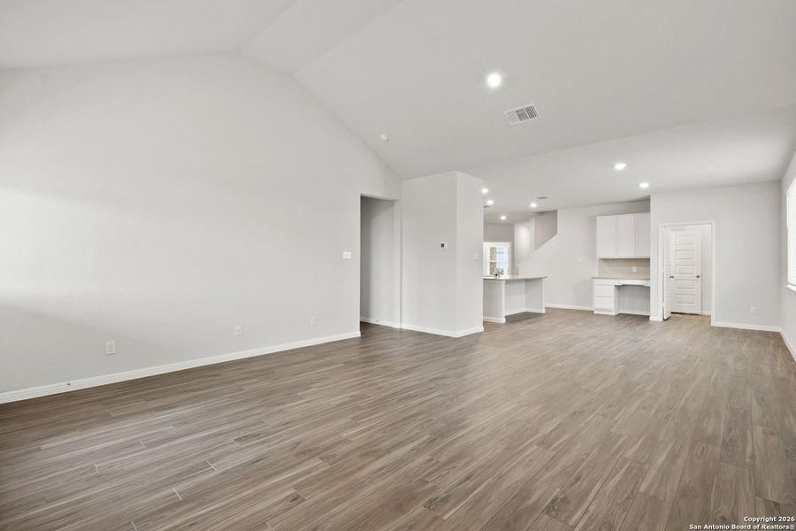 Spacious, unfurnished interior of a new home in Cinco Lakes, San Antonio (Image 15).