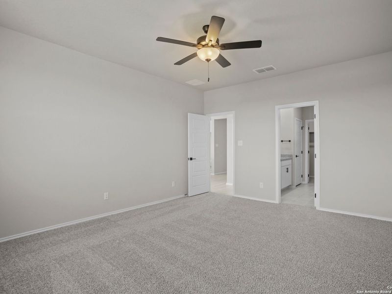 Spacious, unfurnished interior of a new home in Hannah Heights, Seguin (Image 25).