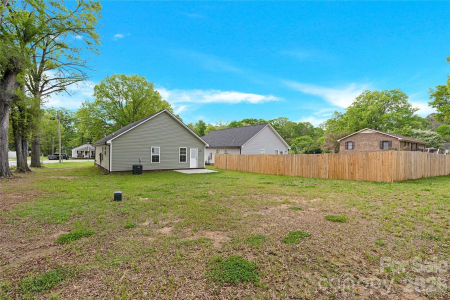 Spacious Back Yard