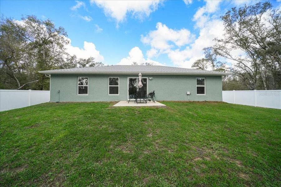 Exterior details and patio area of a home in , Ocklawaha (Image 27).