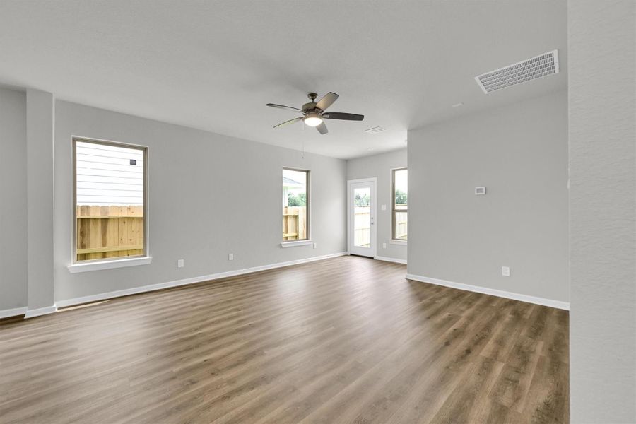 Spacious, unfurnished interior of a new home in La Segarra 40', Brookshire (Image 27).