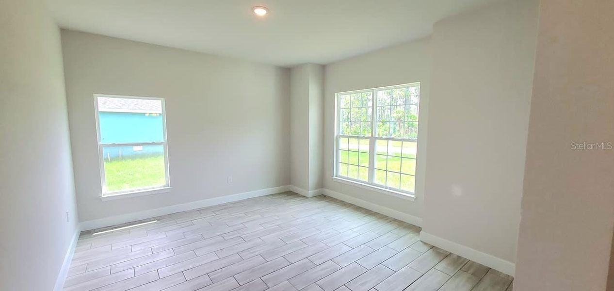 Spacious, unfurnished interior of a new home in Port Charlotte, Port Charlotte (Image 8).