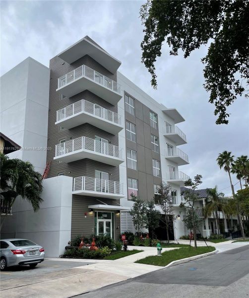 Condo located in Hollywood, FL showcasing its design and architecture (Image 3).