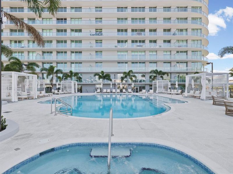 Condo located in St. Petersburg, FL showcasing its design and architecture (Image 5).