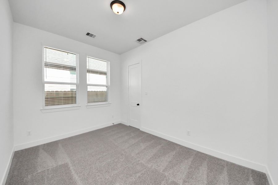 Spacious, unfurnished interior of a new home in Beacon Point, Texas City (Image 22).