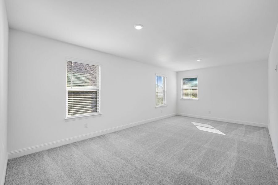 Spacious, unfurnished interior of a new home in South Oak 50s, Oak Point (Image 17).