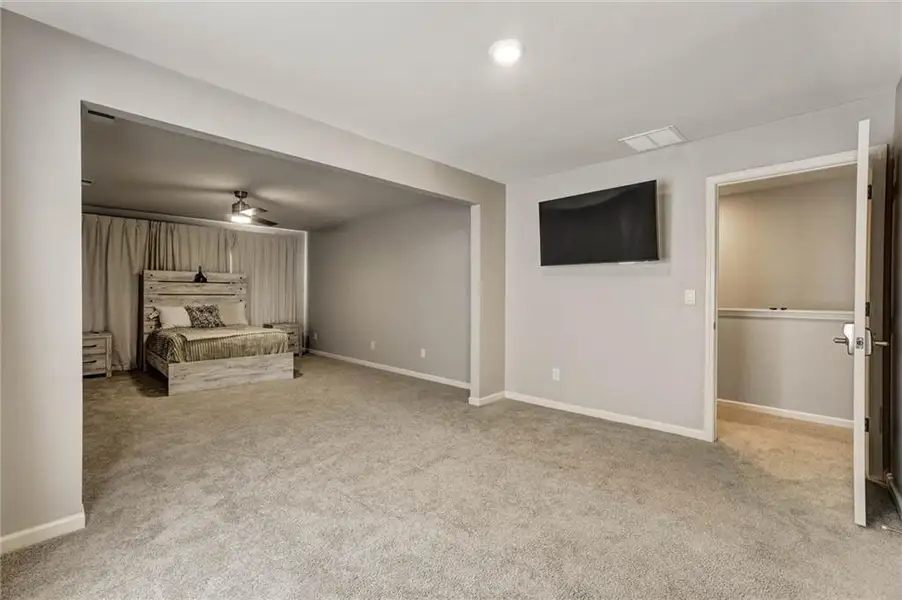Spacious, unfurnished interior of a new home in Thompson Ridge, Dallas (Image 60). Spacious, unfurnished interior of a new home in Thompson Ridge, Dallas (Image 60).