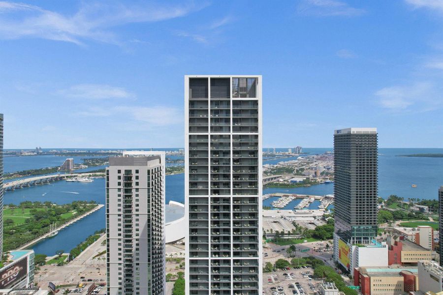 Condo located in Miami, FL showcasing its design and architecture (Image 4).