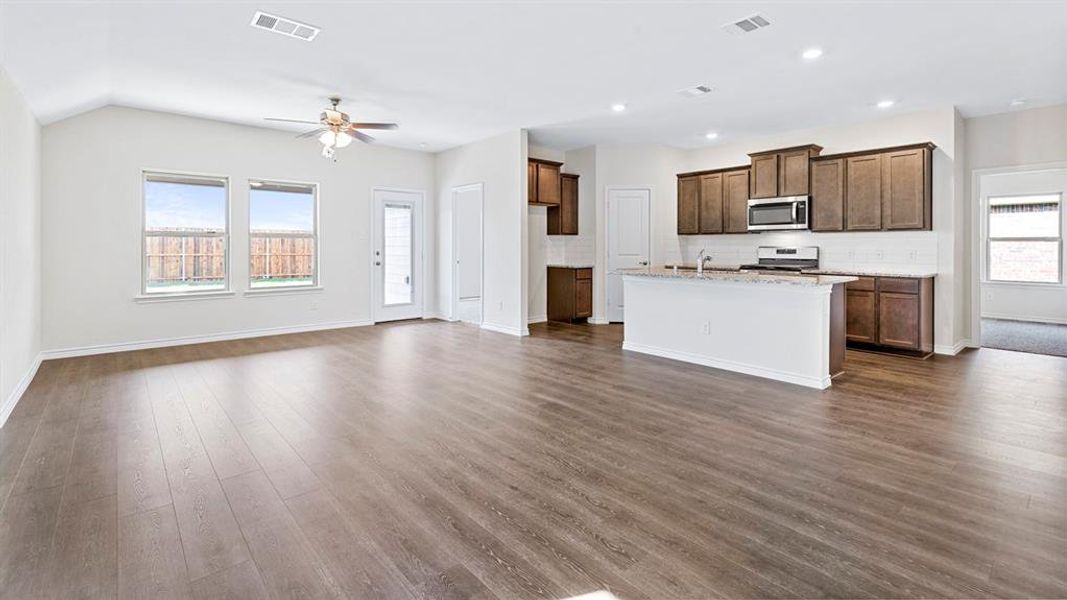 Spacious, unfurnished interior of a new home in Bel Air Village, Sherman (Image 21).