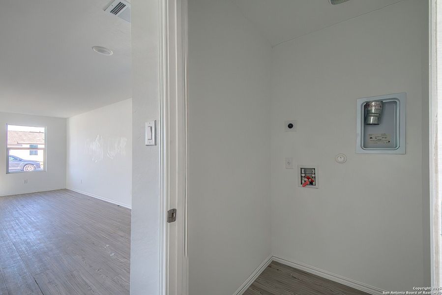 Spacious, unfurnished interior of a new home in Silos: Broadview Collection, San Antonio (Image 16). Spacious, unfurnished interior of a new home in Silos: Broadview Collection, San Antonio (Image 16).