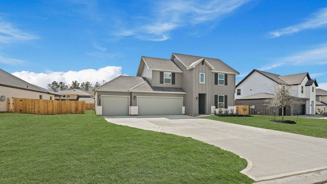 Front exterior of a new home in Silverthorne, Conroe, TX, highlighting curb appeal (Image 17).