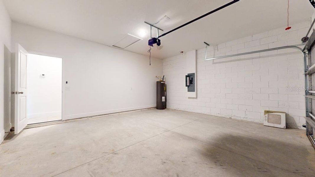 Spacious, unfurnished interior of a new home in , Dunnellon (Image 17).