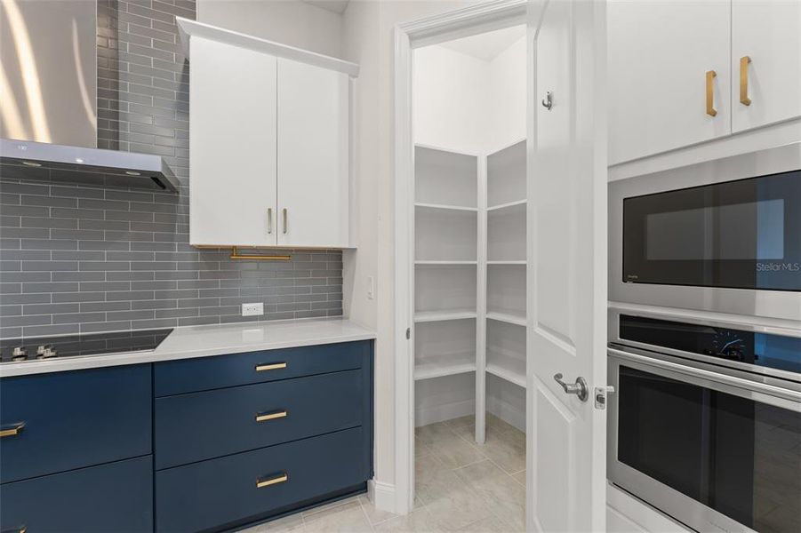 Furnished interior view inside a new home in , Orlando (Image 12).